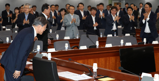 문재인 대통령이 28일 오후 서울 도렴동 외교부 청사에서 열린 취임 후 첫