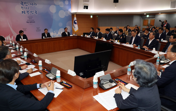 문재인 대통령이 28일 오후 서울 도렴동 외교부 청사에서 열린 ‘2017 행정안전부·법무부·국민권익위원회 핵심정책 토의’에서 발언하고 있다. (사진=저작권자(c) 연합뉴스, 무단 전재-재배포 금지)