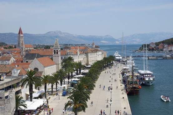 크로아티아의 트로지르 시내. 유네스코 세계문화유산 도시이다. 크로아티는 이국에 대한 동경, 해외 여행을 꿈꾸는 사람들로부터 최근 부쩍 관심을 받고 있는 나라이다.(제공=위키피디어)  