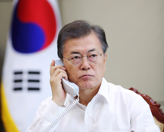 문재인 대통령이 30일 아베 신조 일본 총리와 전화통화를 하고 있다. (사진=청와대)