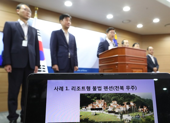 30일 오전 정부세종청사 국무조정실에서 최병환 국무1차장이 농어촌민박을 가장한 불법 펜션 점검 결과를 발표하고 있다.(사진=저작권자(c) 연합뉴스, 무단 전재-재배포 금지)