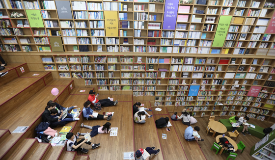 도서관에서 시민들이 책을 보고 있다.  (사진=저작권자(c) 연합뉴스, 무단 전재-재배포 금지)
