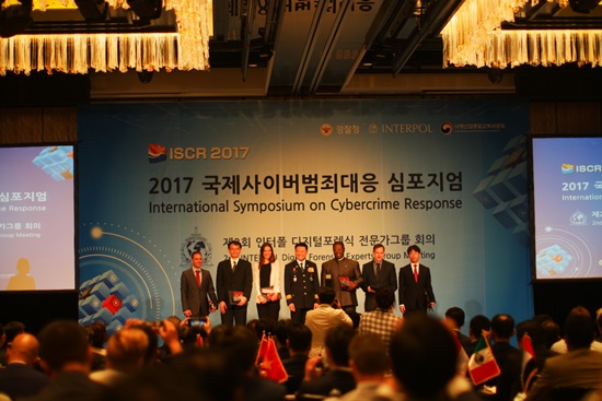 이철성 경찰청장과 수상자들.