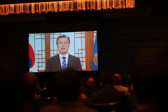 문재인 대통령의 축하영상을 관람하는 참가자들.