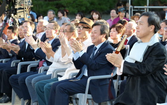 도종환 문화체육관광부장관이 1일 전북 전주 경기전에서 열린 2017 대한민국 독서대전 개막식에서 박수를 치고 있다.