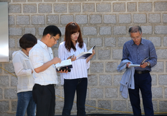 2017 대한민국 독서대전을 찾은 시민들이 경기전에서 독서대전 팜플렛을 읽고 있다. 
