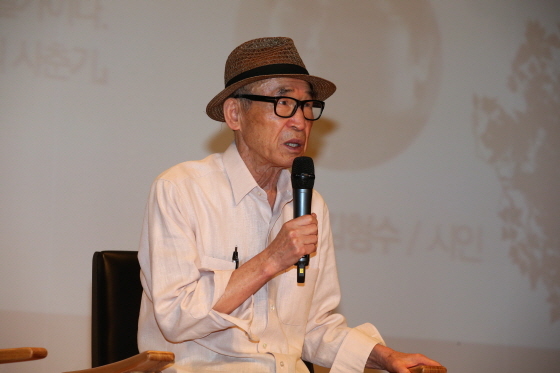 2017 대한민국 독서대전을 맞아 한국전통문화전당에서는 고은 시인이 기조강연을 하고 있다. 