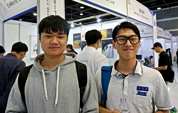 공간정보에 관심이 많아 친구와 함께 방문한 유성길 학생.