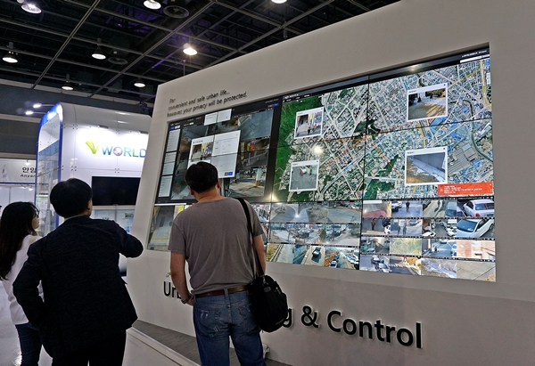 LH의 Urban Monitering&Control 을 보는 시민들.