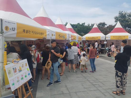 전국의 출판사들이 모여 출판사 고유의 색깔을 드러내 보이고 있다. 자기 자신과 결이 맞는 출판사를 찾아보는 것도 책을 즐기는 하나의 방법이 될 것이다.