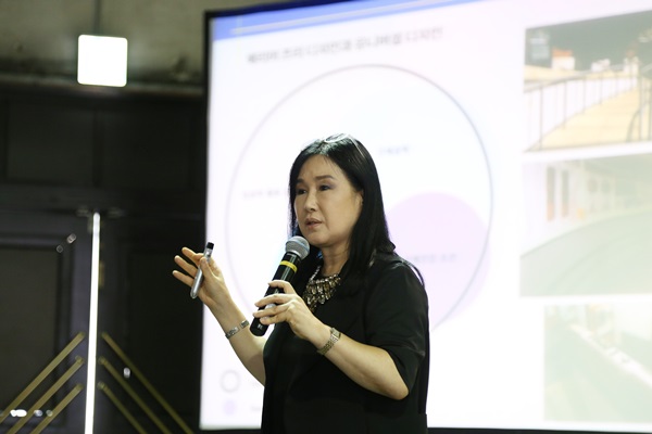 윤혜경 교수가 발표하고 있다.