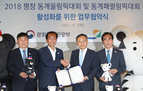 7일 서울 중구 프레스센터에서 열린 ‘2018 평창 동계올림픽대회 및 동계패럴림픽대회 활성화를 위한 업무협약식’에서 참석자들이 협약서에 서명한 뒤 기념촬영을 하고 있다. 왼쪽부터 노태강 문화체육관광부 제2차관, 최문순 강원도지사, 황창규 KT 회장, 여형구 평창조직위 사무총장. (사진=저작권자(c) 연합뉴스, 무단 전재-재배포 금지)