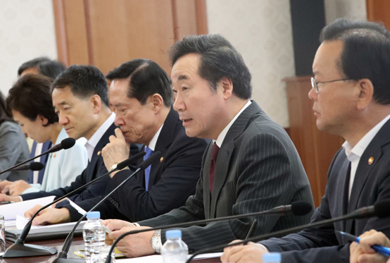 이낙연 국무총리로 주재로 7일 오후 서울 세종로 정부서울청사에서 열린 국정현안점검조정회의에서 ‘조류인플루엔자(AI) 방역 종합대책’을 확정하고, 내년 2월 평창 동계올림픽 개최에 대비한 특별방역을 시행하기로 했다. <저작권자(c) 연합뉴스, 무단 전재-재배포 금지> 