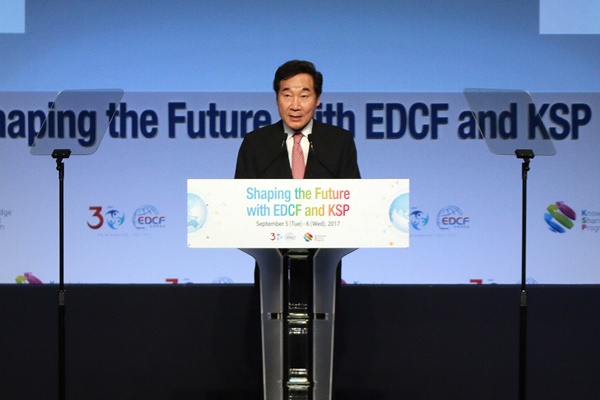 EDCF 30주년과 KSP의 성과에 대해 격려하는 이낙연 국무총리