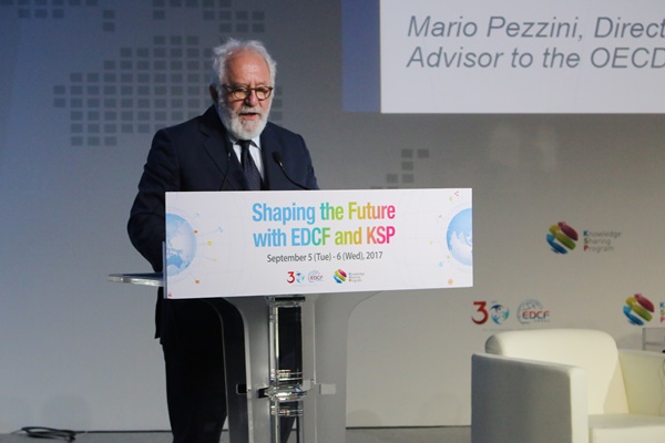OECD 파트너로서 한국의 개발협력부문 성과와 기대점에 대해 발제한 Mario Pezzini OECD 개발협력센터 소장