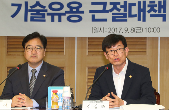 김상조 공정거래위원장(왼쪽)이 8일 국회 의원회관에서 열린 기술유용 근절행위 대책 마련을 위한 당정협의에서 "대기업의 기술유용 근절대책 마련하겠다"고 발언하고 있다. <저작권자(c) 연합뉴스, 무단 전재-재배포 금지> 