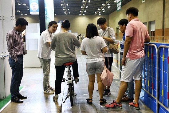 전기이륜차를 체험하고 있는 참관객들