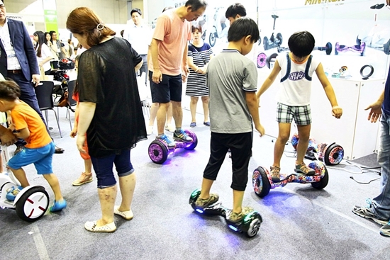 아이들로 북적이는 전동휠체험장