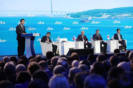 문재인 대통령이 9월 7일 러시아 블라디보스토크 극동연방대에서 열린 제3차 동방경제포럼 전체세션에서 연설하고 있다. 