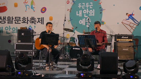 이상선 화가(왼쪽)과 정인기 배우의 기타 듀오