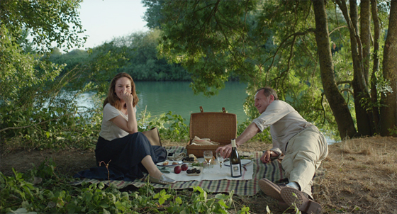 영화 ‘파리로 가는 길’에서. 마네의 ‘풀밭 위의 식사’를 연상케 한다.
