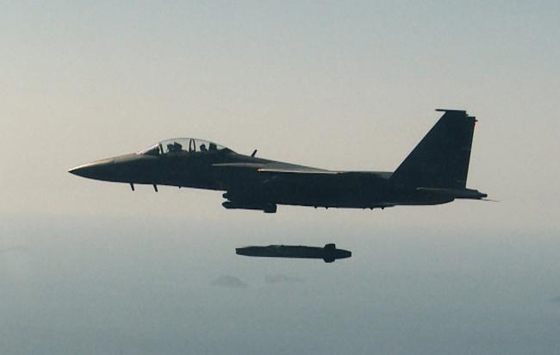 F-15K 전투기가 타우러스 미사일을 발사하고 있는 모습. (사진제공=공군)
