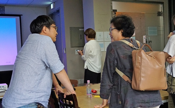 강의를 들으며 이웃과 만나고 소통이 된다.