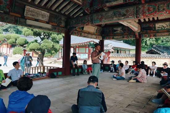 신병주 건국대 교수로부터 신륵사와 관련된 역사이야기를 듣고 있다.