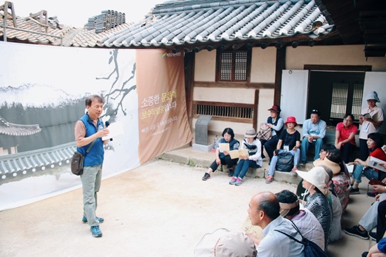 ‘인문열차, 삶을 달리다’ 참가자들이 명성황후 생가에서 신병주 교수의 역사 이야기를 경청하고 있다.