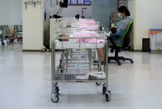 인구의 날인 지난 7월 11일 오후 서울 모 병원 산부인과 신생아실에 간호사들이 신생아를 돌보고 있다. 올해 1분기 출생아 수는 9만8천800명으로, 지난해 같은 기간 11만2천600명에서 12.3%나 감소했다. 이런 감소세가 유지된다면 올해 출생아 수는 39만7천명으로 줄고, 2040년엔 26만7천명, 2060년에는 20만명까지 떨어질 것이라는 전망이 나오고 있다. <저작권자(c) 연합뉴스, 무단 전재-재배포 금지> 