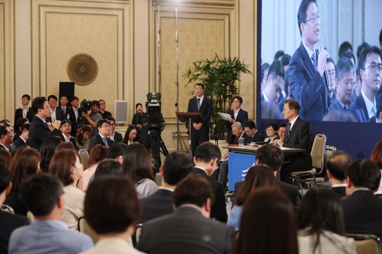 취임 100일을 맞아 기자들과 격의 없는 대화를 하는 문재인 대통령(사진=청와대) 