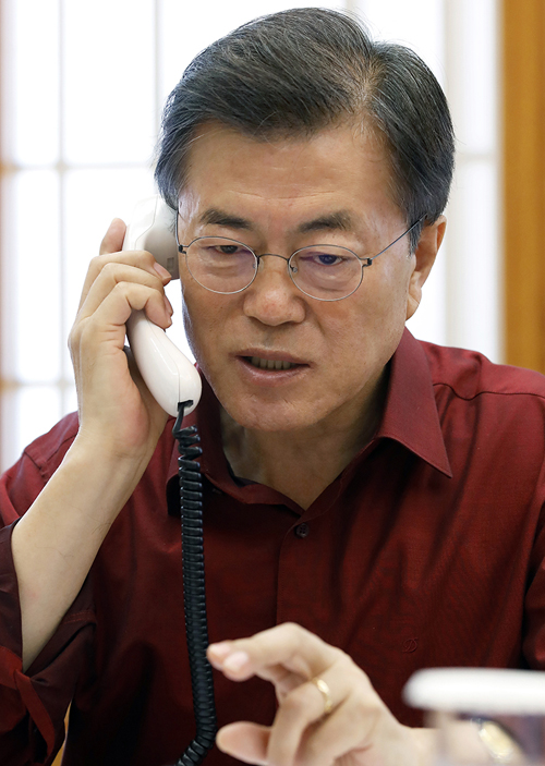 문재인 대통령이 17일 오전 청와대에서 도널드 트럼프 미국 대통령과 통화를 하고 있다. (사진=청와대)