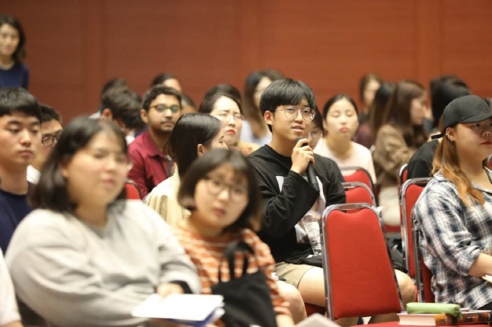 청년 200여 명, 사업 담당자 4명 등이 참석한 가운데 진행된 지구청년 설명회.