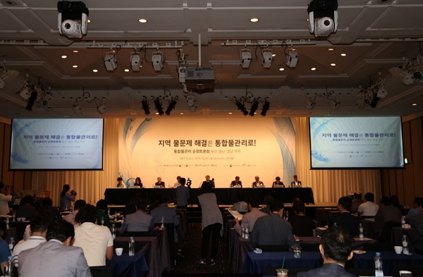 패널 토의.