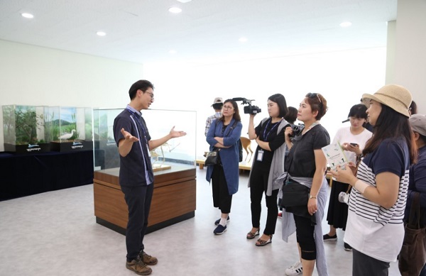 관계자가 대한민국 정책기자단에게 야생동물치료센터에 대해 설명하고 있다.