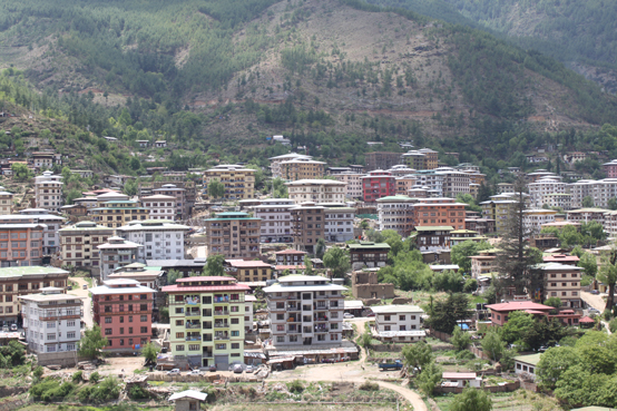 히말라야 산맥 약 2400m의 장소에 세워진 부탄의 수도 팀푸. 시내에 있는 아파트 전경.