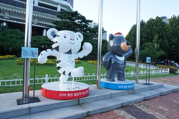 서울 올림픽 기념관에 서 있는 수호랑, 반다비 조형물