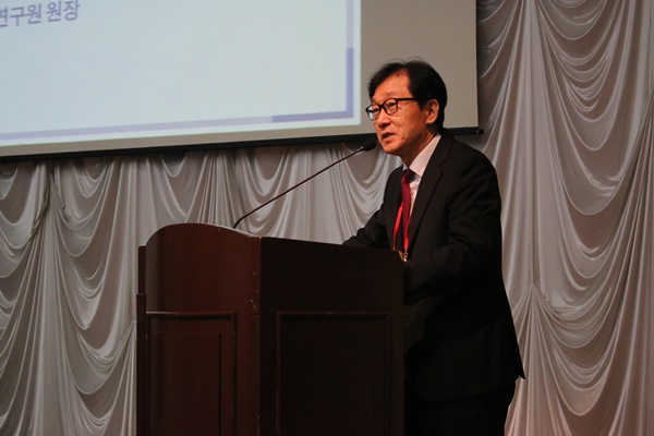4차 산업혁명으로 인한 방위산업의 변화와 이에 대한 발전방안을 발표한 송종국 원장.