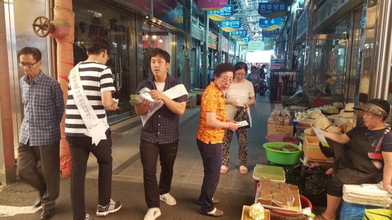 보령시에서 지진대피요령 홍보물을 배포, 지진안전캠페인을 펼치고 있다.