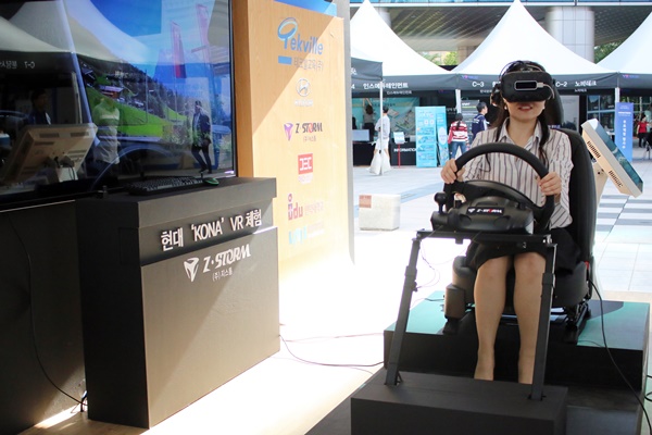 새로 출시된 신형 차를 미리 시승해볼 수 있는 VR 콘텐츠