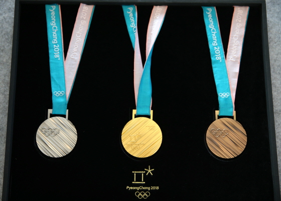 2018 평창 동계올림픽 메달 공개 행사에서 평창동계올림픽 금은동 메달이 공개됐다.