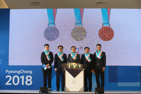 한국에서 열리는 최초의 동계올림픽인 2018 평창 동계올림픽의 메달이 공개됐다. 