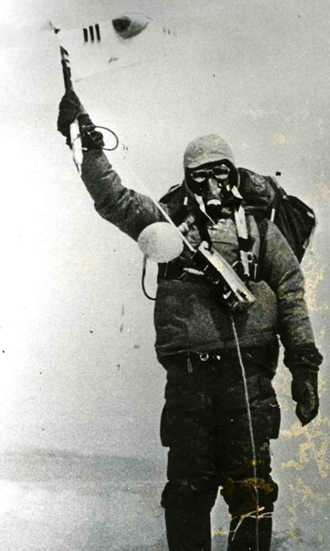 지난 1977년 9월 15일 낮 12시 50분 한국 에베레스트 원정대 고상돈 대원이 정상에서 태극기를 휘날리고 있다. (자료사진=저작권자(c) 연합뉴스, 무단 전재-재배포 금지)