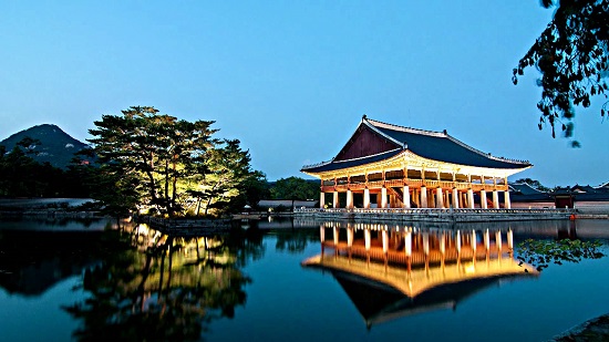 경복궁은 야간 개방, 한복무료입장 등의 혜택을 통해 관광객을 더 많이 유치하고있다. (출처=서울특별시)