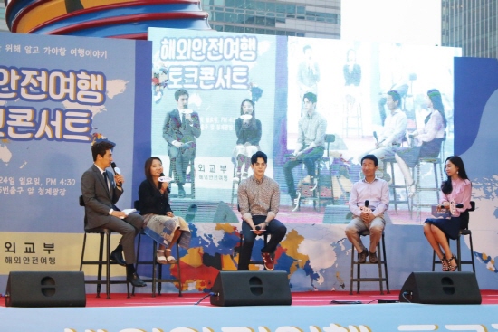 해외촬영의 경험담을 나누고 있는 토크콘서트 출연자들