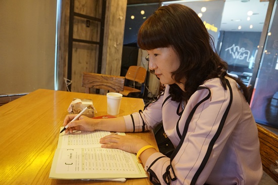 필기하며 열심히 강의를 듣는 학부모의 모습.