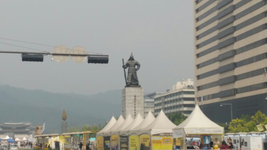행사 부스와 함께하는 이순신장군동상 뒤로 미세먼지가 자욱하다. 