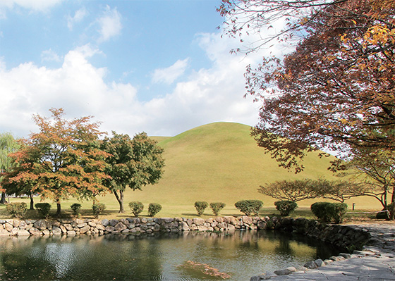 경주 구도심의 중심은 대릉원 일대다. 잔디 위를 여유롭게 걸으면 속이 탁 트인다.(사진=셔터스톡)