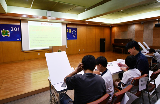 서울 동북초등학교에서 열린 엄마와 함께하는 발명창의교실.
