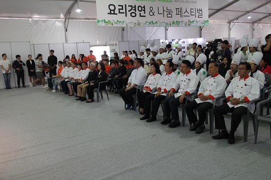 식장에 식품의약품 이현규국장외, 신길만심사위원장과 심사위원